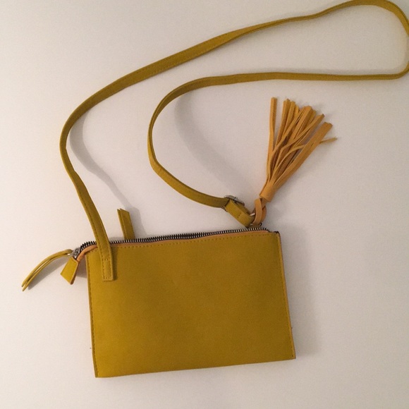✅ SOLD Yellow Crossbody Purse (Adjustable Strap) Pleather - Picture 4 of 12